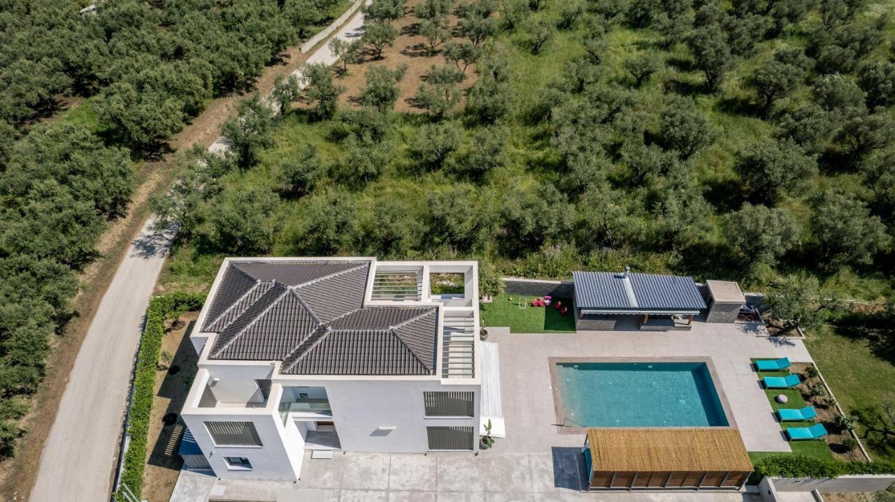 Antonia - Luxurious Serenity With Private Pool, By Zantewize Villa Kalipadhon