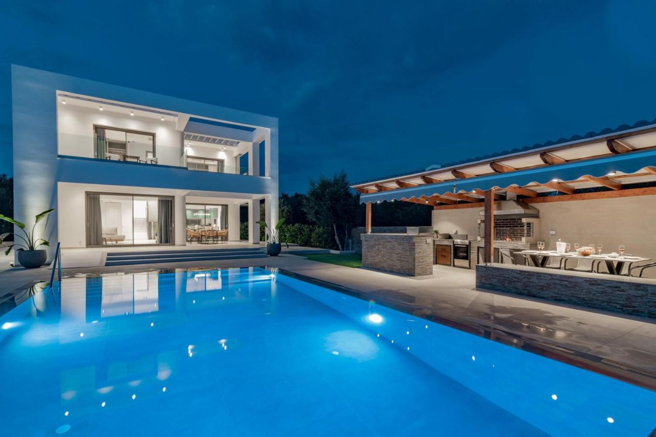Antonia - Luxurious Serenity With Private Pool, By Zantewize Villa