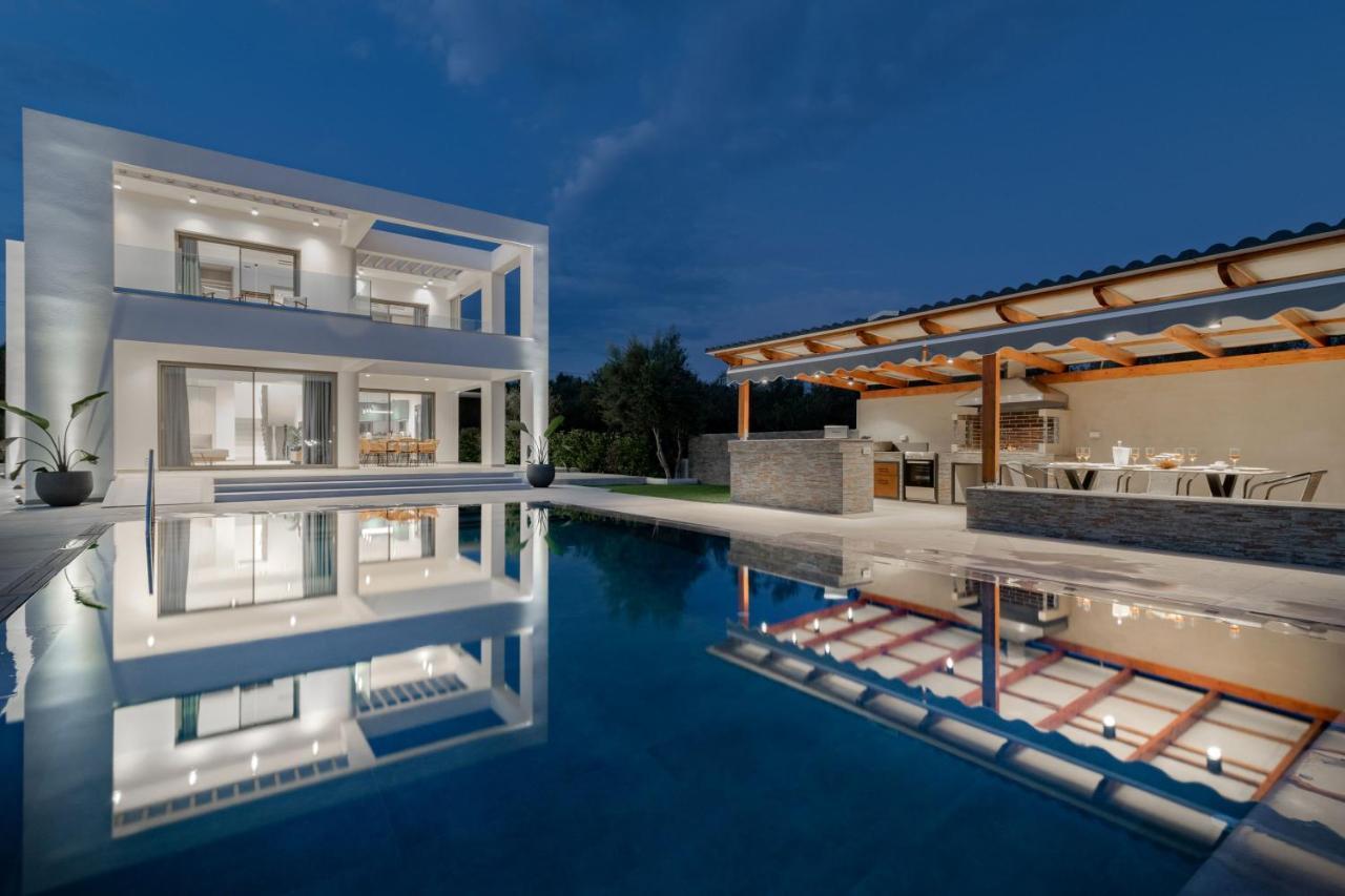 Antonia - Luxurious Serenity With Private Pool, By Zantewize * Kalipadhon