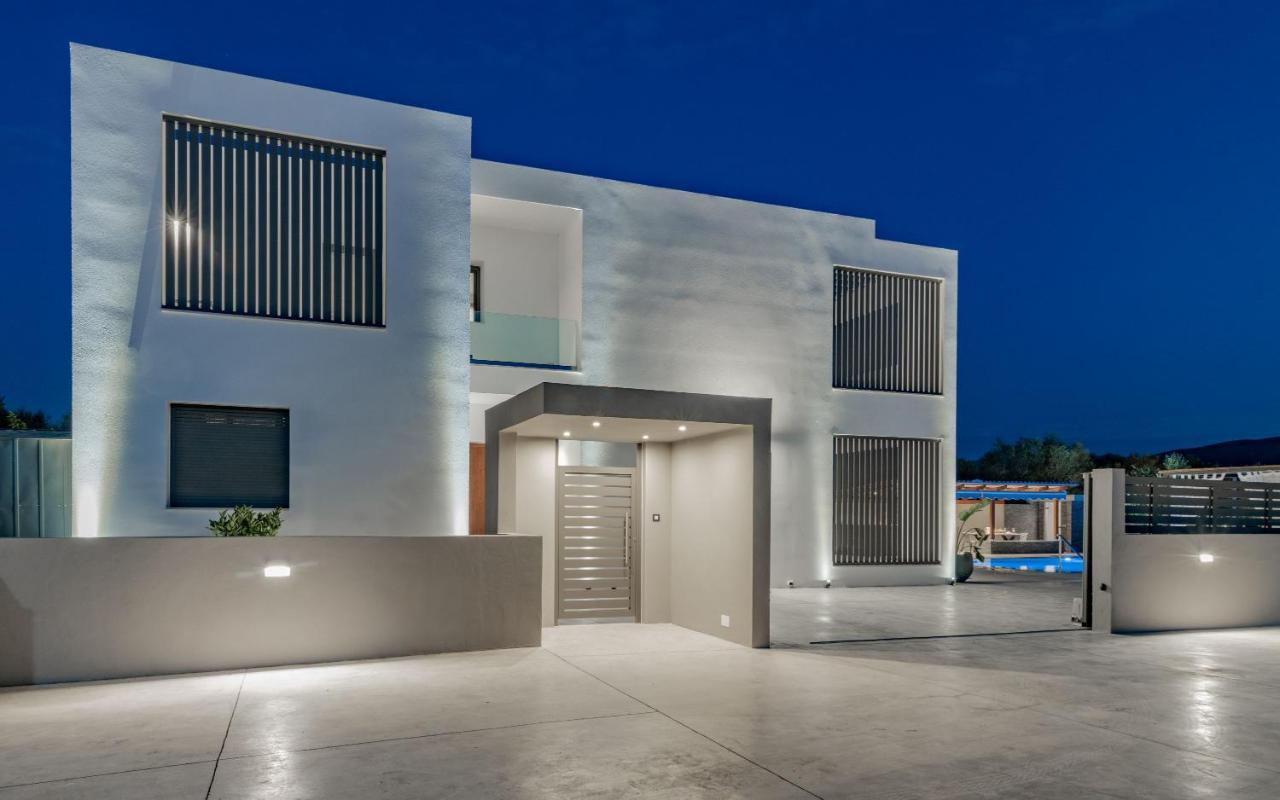 Antonia - Luxurious Serenity With Private Pool, By Zantewize Villa *
